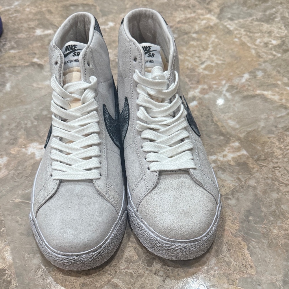 Nike SB Unisex Men/Women Cream and Black High-Top Sneakers